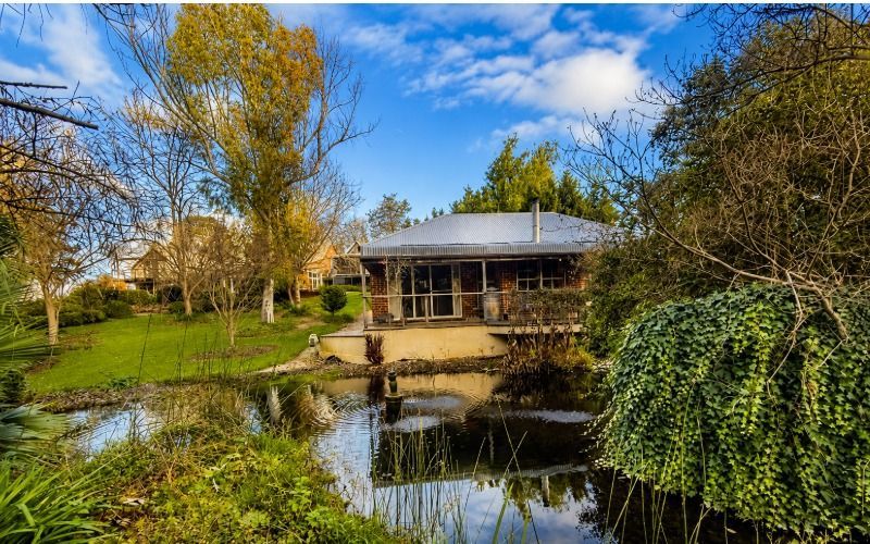 Evanslea Luxury Boutique Accommodation, a charming cottage behind a pond in Mudgee, New South Wales